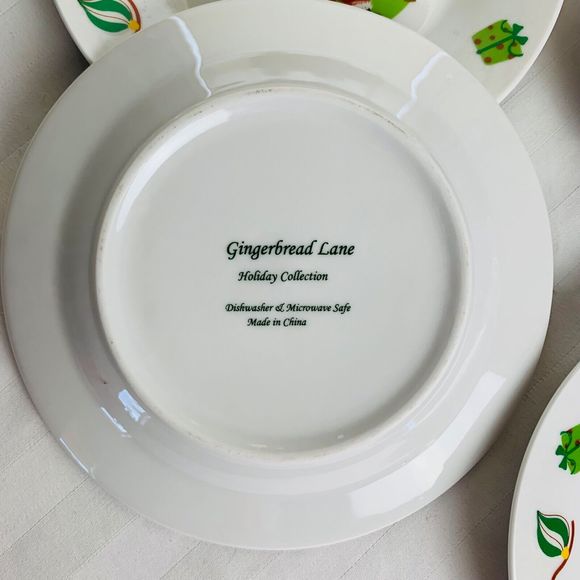 Set of 4 Gingerbread Lane Holiday Collection Dessert Appetizer Santa 7"  Plates - Picture 3 of 5